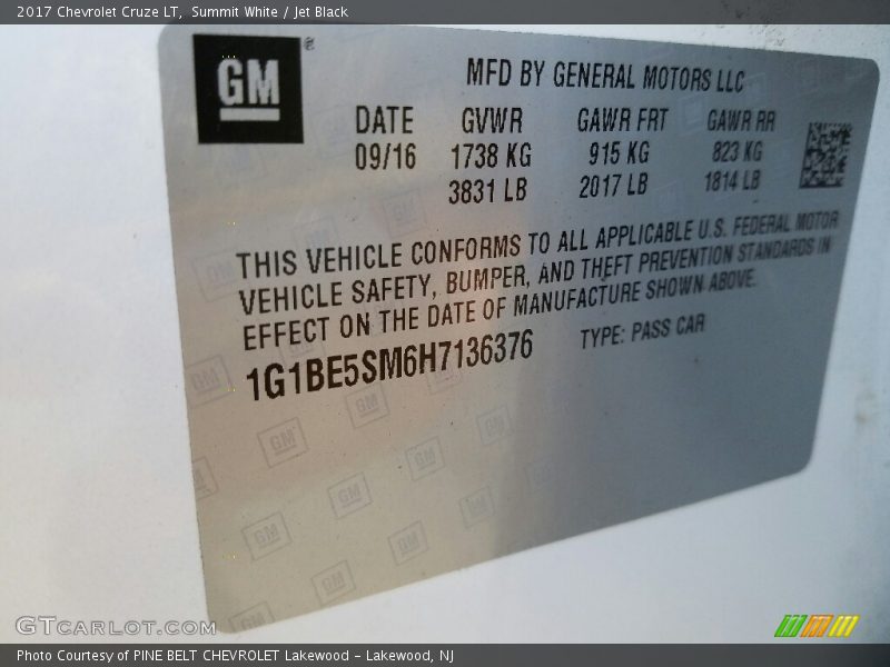 Summit White / Jet Black 2017 Chevrolet Cruze LT