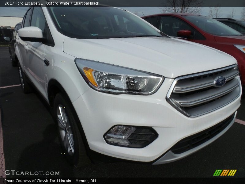 Oxford White / Charcoal Black 2017 Ford Escape SE