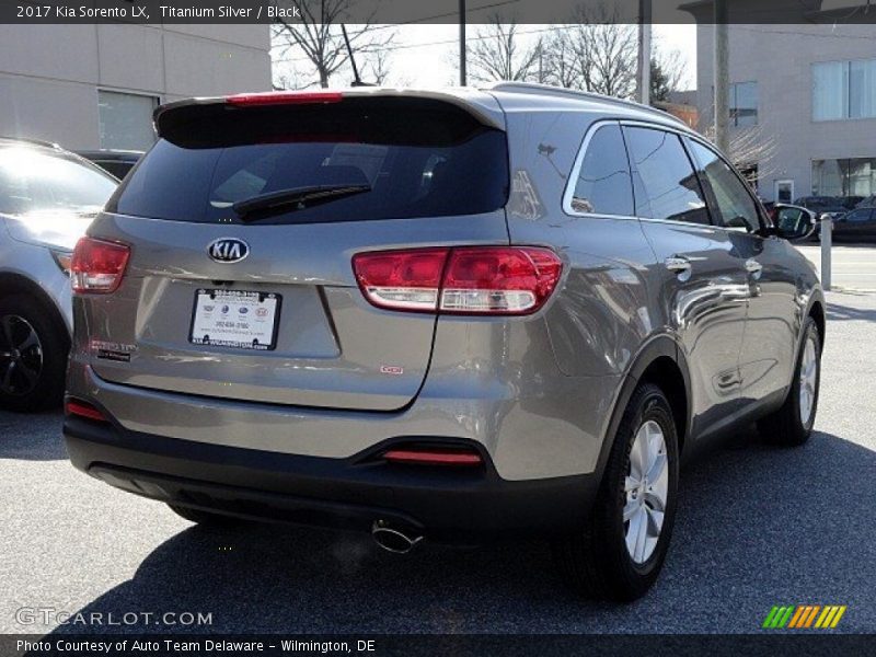 Titanium Silver / Black 2017 Kia Sorento LX