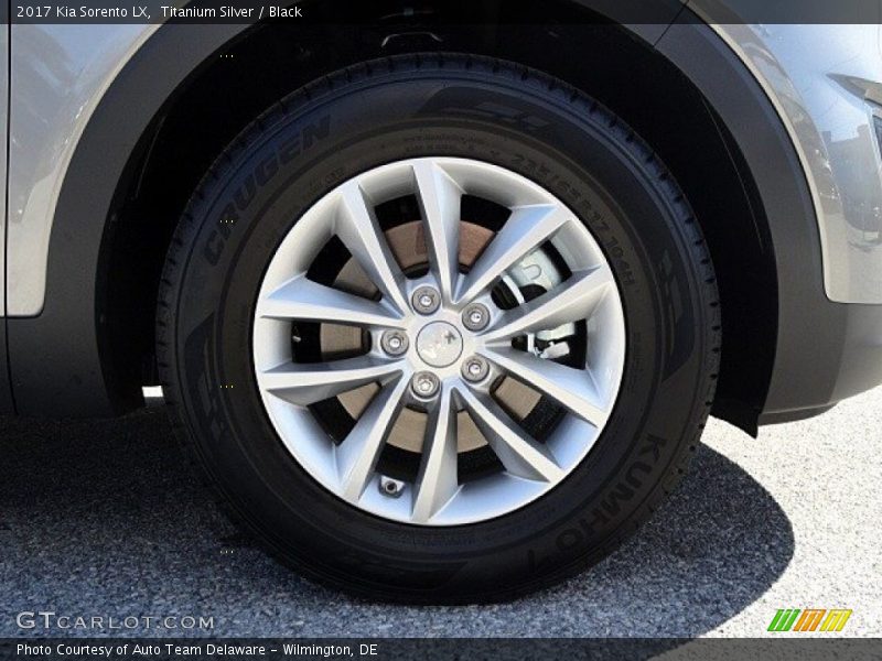 Titanium Silver / Black 2017 Kia Sorento LX