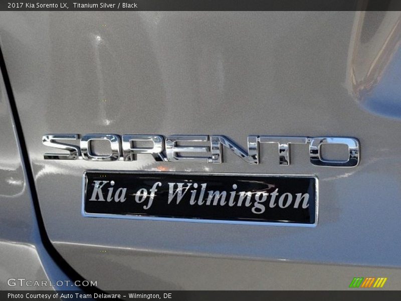 Titanium Silver / Black 2017 Kia Sorento LX