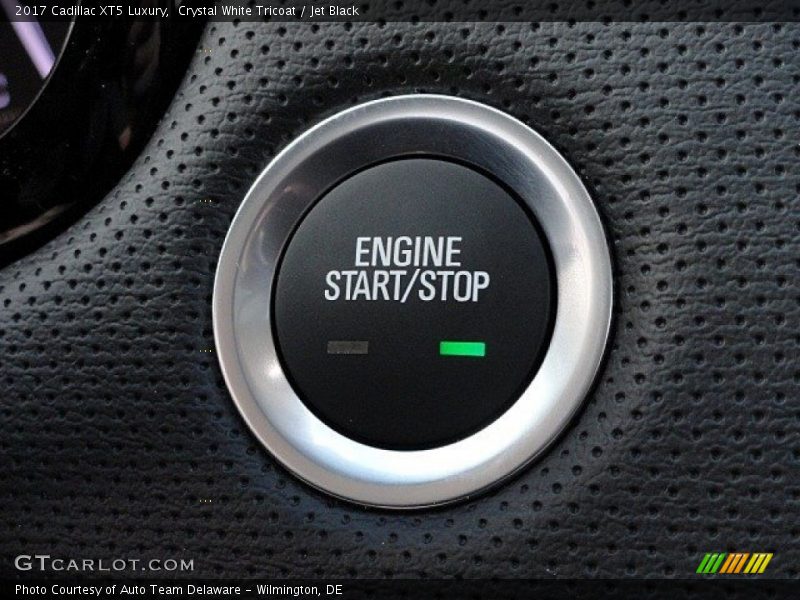 Crystal White Tricoat / Jet Black 2017 Cadillac XT5 Luxury