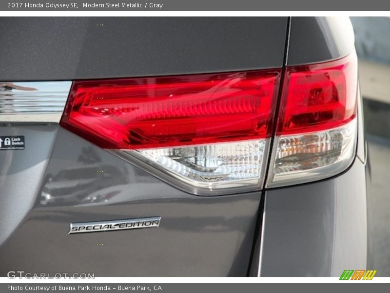 Modern Steel Metallic / Gray 2017 Honda Odyssey SE