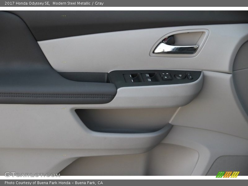 Modern Steel Metallic / Gray 2017 Honda Odyssey SE