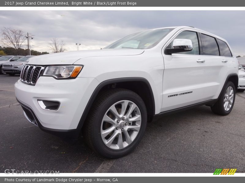 Front 3/4 View of 2017 Grand Cherokee Limited