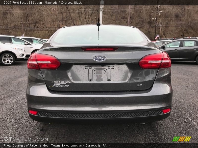 Magnetic / Charcoal Black 2017 Ford Focus SE Sedan