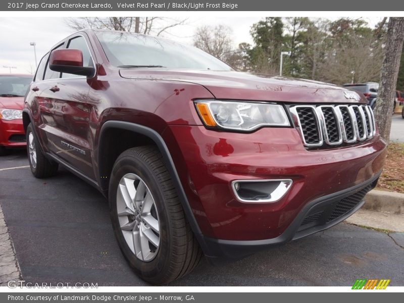 Front 3/4 View of 2017 Grand Cherokee Laredo