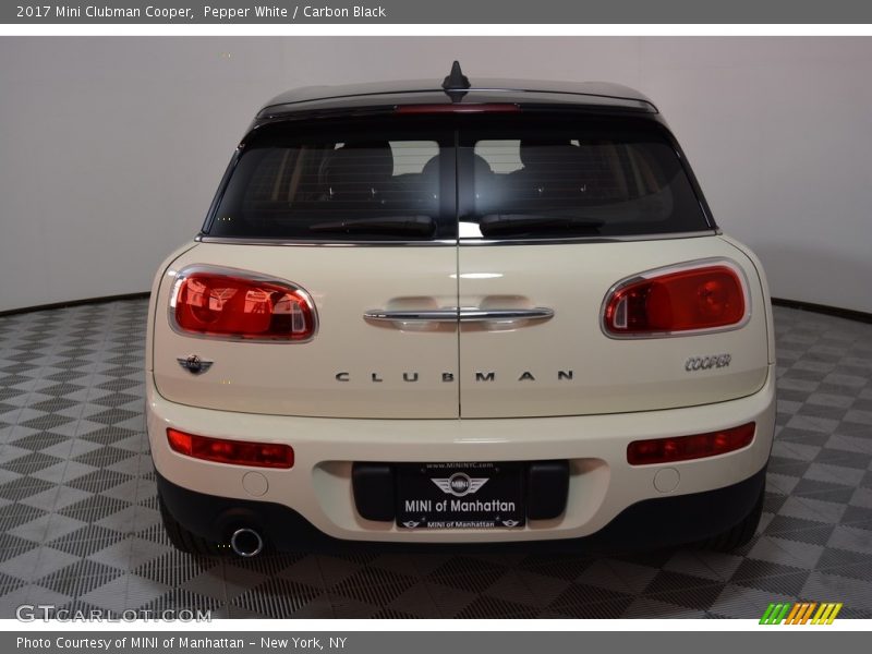 Pepper White / Carbon Black 2017 Mini Clubman Cooper