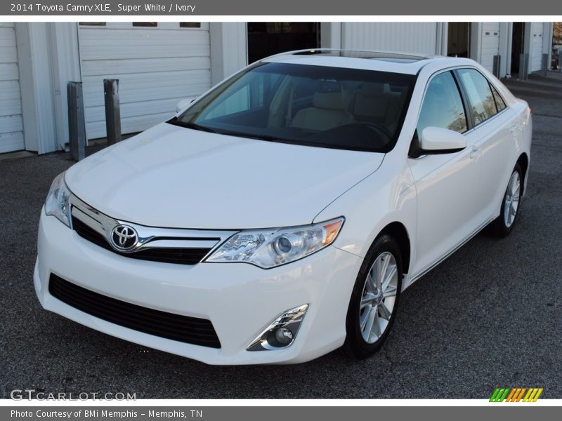 Super White / Ivory 2014 Toyota Camry XLE