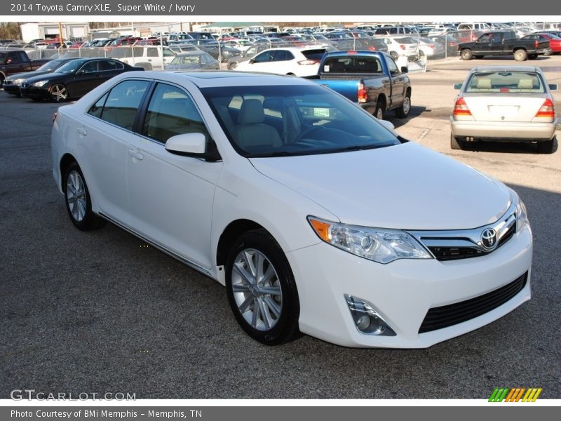 Super White / Ivory 2014 Toyota Camry XLE