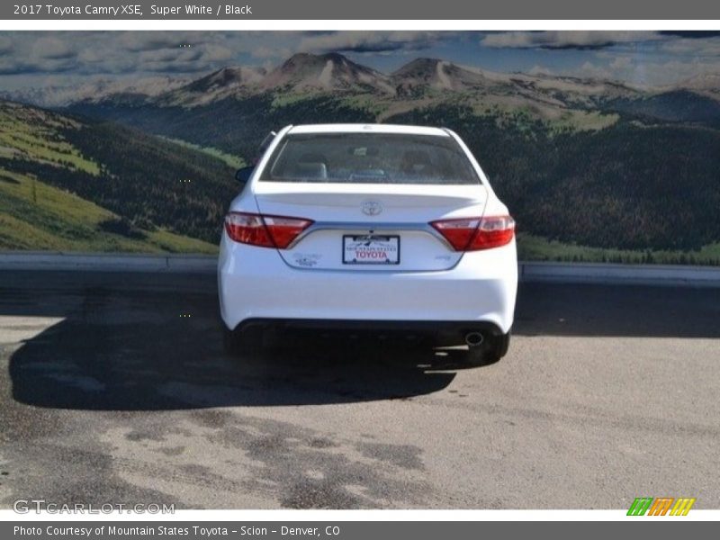 Super White / Black 2017 Toyota Camry XSE