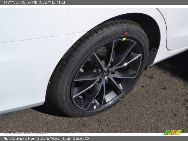 Super White / Black 2017 Toyota Camry XSE