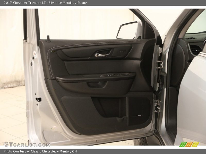Silver Ice Metallic / Ebony 2017 Chevrolet Traverse LT