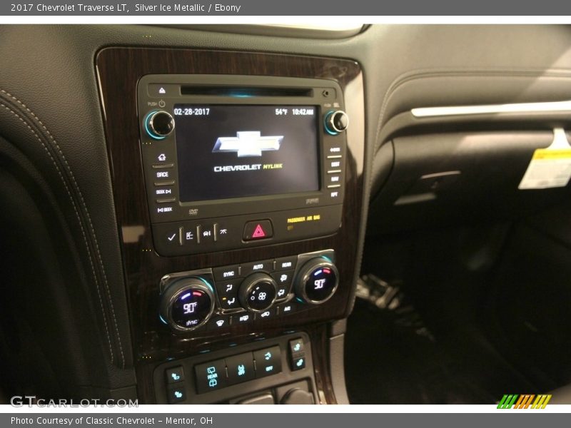 Silver Ice Metallic / Ebony 2017 Chevrolet Traverse LT