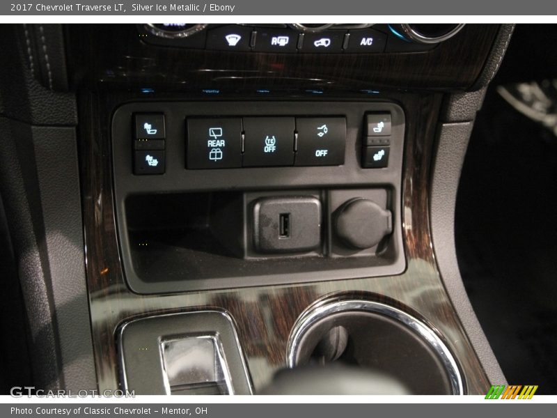Silver Ice Metallic / Ebony 2017 Chevrolet Traverse LT