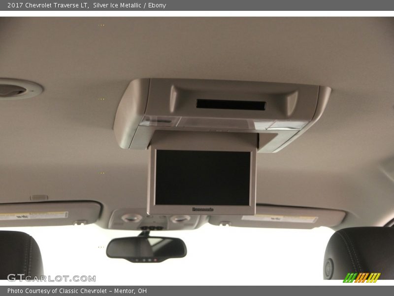 Silver Ice Metallic / Ebony 2017 Chevrolet Traverse LT