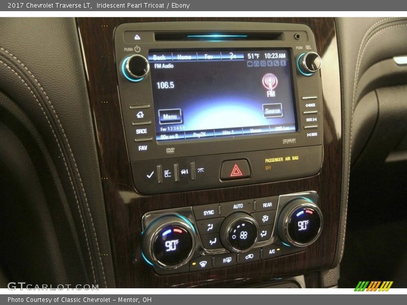 Iridescent Pearl Tricoat / Ebony 2017 Chevrolet Traverse LT