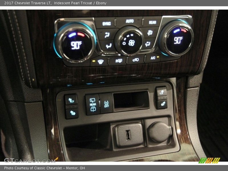 Iridescent Pearl Tricoat / Ebony 2017 Chevrolet Traverse LT