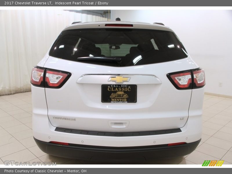 Iridescent Pearl Tricoat / Ebony 2017 Chevrolet Traverse LT