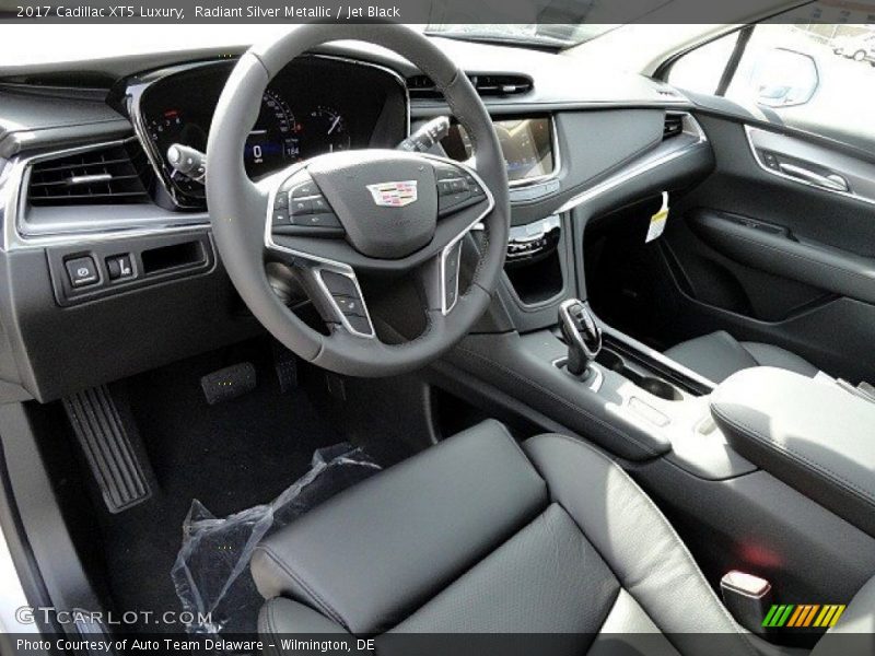 Radiant Silver Metallic / Jet Black 2017 Cadillac XT5 Luxury