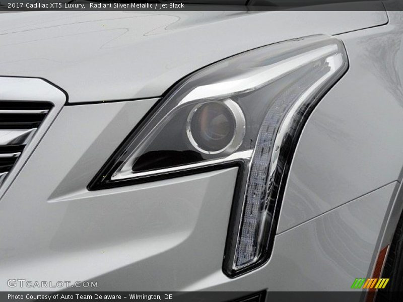 Radiant Silver Metallic / Jet Black 2017 Cadillac XT5 Luxury