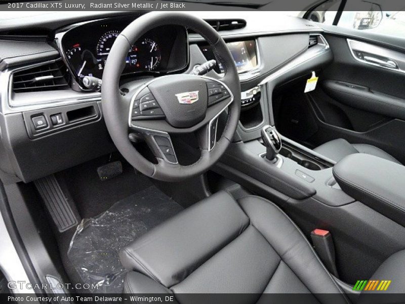 Radiant Silver Metallic / Jet Black 2017 Cadillac XT5 Luxury