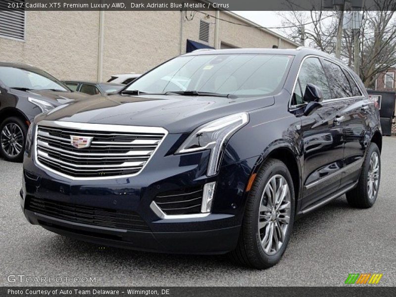 Front 3/4 View of 2017 XT5 Premium Luxury AWD
