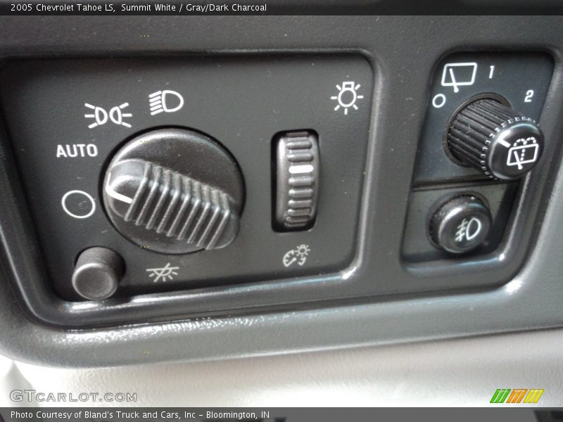 Summit White / Gray/Dark Charcoal 2005 Chevrolet Tahoe LS