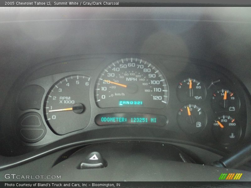 Summit White / Gray/Dark Charcoal 2005 Chevrolet Tahoe LS