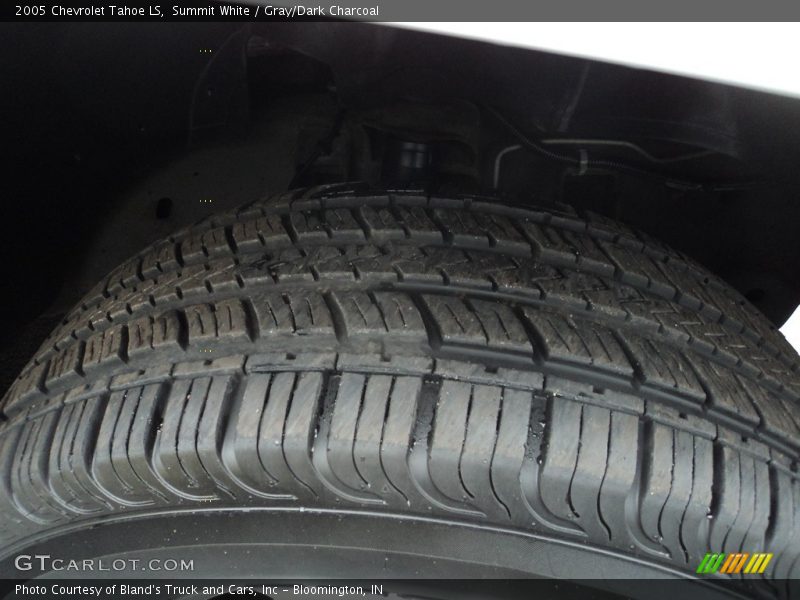 Summit White / Gray/Dark Charcoal 2005 Chevrolet Tahoe LS