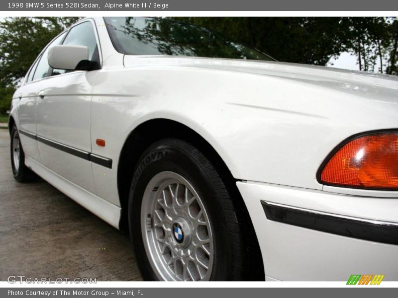 Alpine White III / Beige 1998 BMW 5 Series 528i Sedan