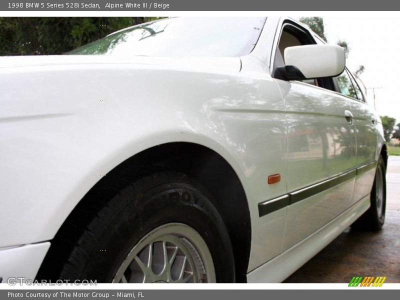 Alpine White III / Beige 1998 BMW 5 Series 528i Sedan