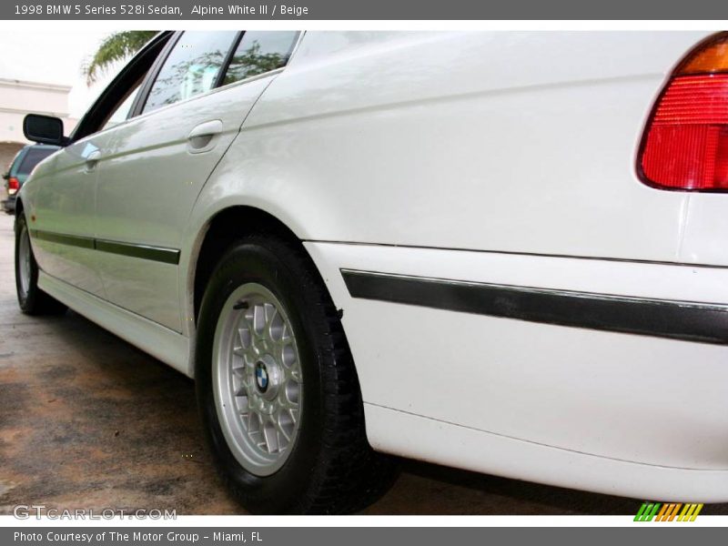 Alpine White III / Beige 1998 BMW 5 Series 528i Sedan