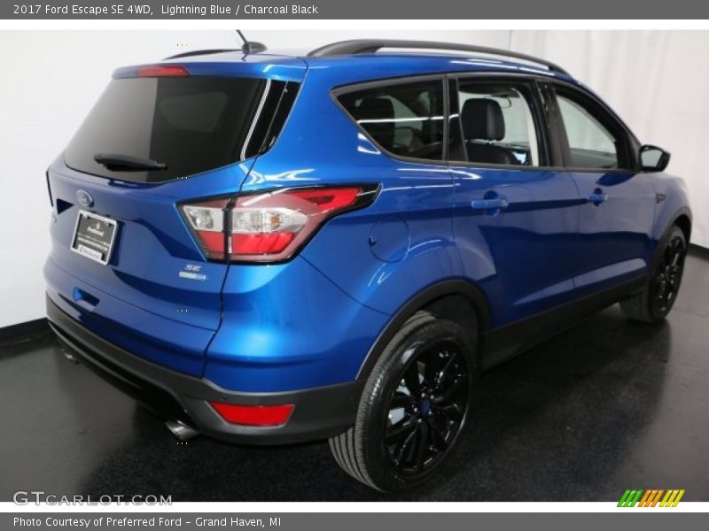 Lightning Blue / Charcoal Black 2017 Ford Escape SE 4WD