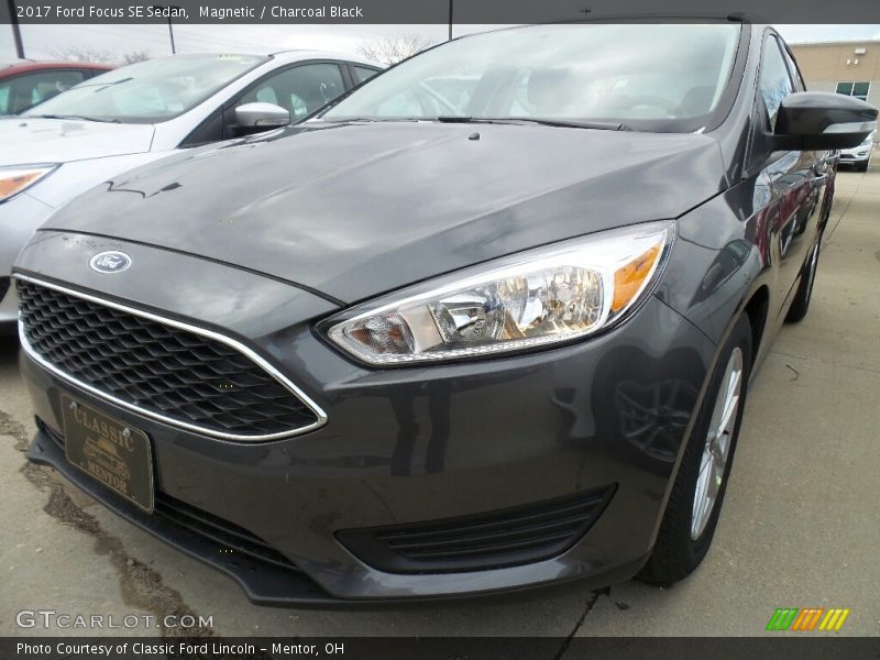 Magnetic / Charcoal Black 2017 Ford Focus SE Sedan
