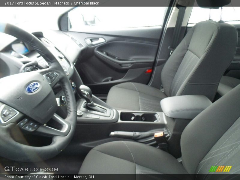 Magnetic / Charcoal Black 2017 Ford Focus SE Sedan