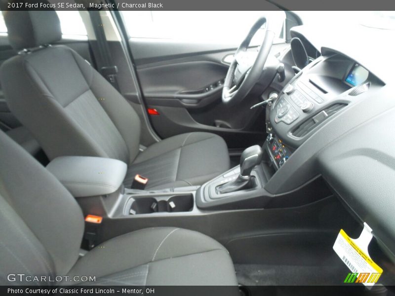 Magnetic / Charcoal Black 2017 Ford Focus SE Sedan