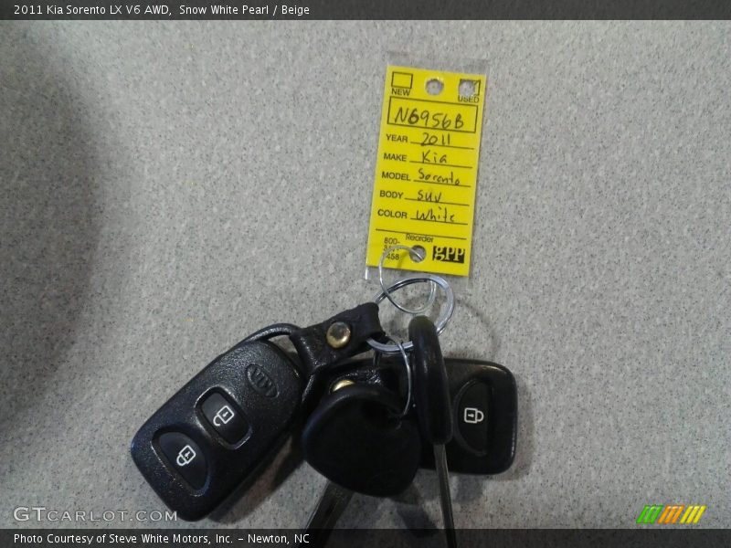 Snow White Pearl / Beige 2011 Kia Sorento LX V6 AWD
