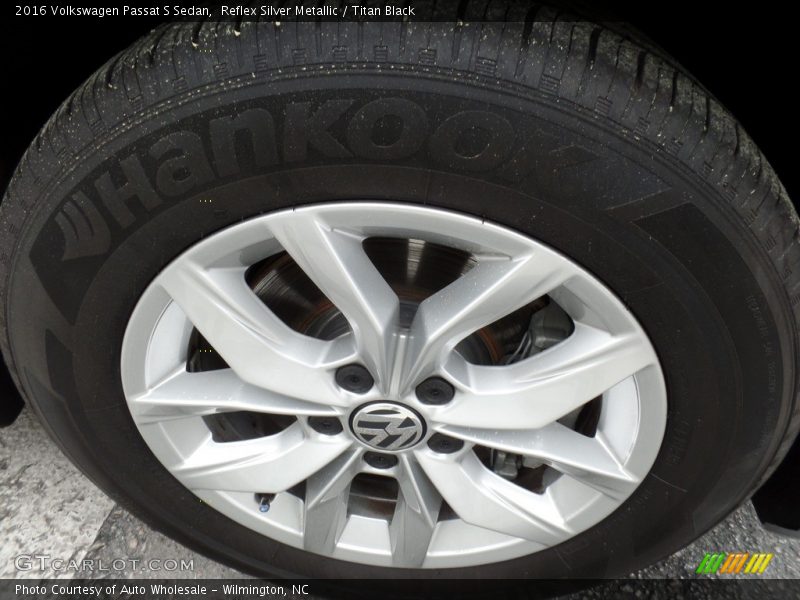 Reflex Silver Metallic / Titan Black 2016 Volkswagen Passat S Sedan