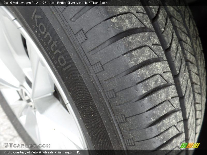 Reflex Silver Metallic / Titan Black 2016 Volkswagen Passat S Sedan