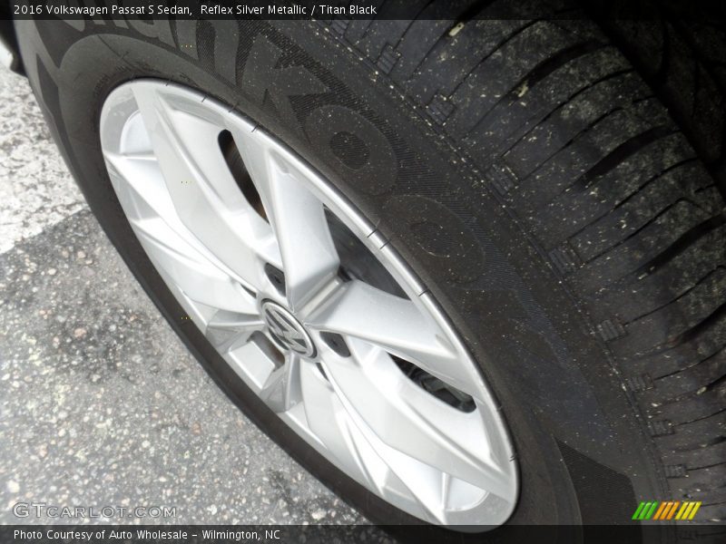 Reflex Silver Metallic / Titan Black 2016 Volkswagen Passat S Sedan