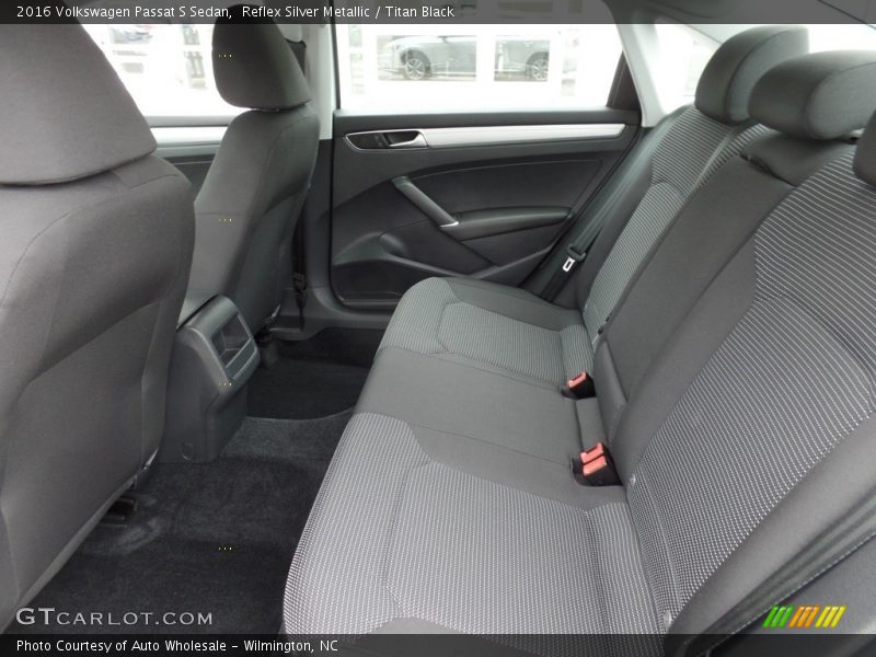 Reflex Silver Metallic / Titan Black 2016 Volkswagen Passat S Sedan