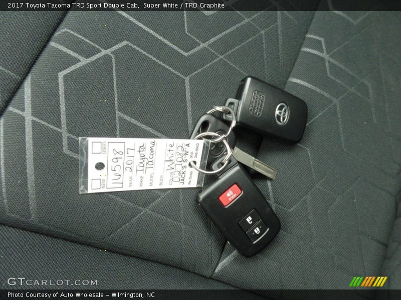 Super White / TRD Graphite 2017 Toyota Tacoma TRD Sport Double Cab