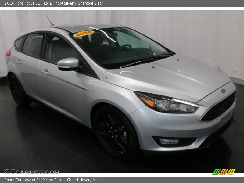 Ingot Silver / Charcoal Black 2016 Ford Focus SE Hatch