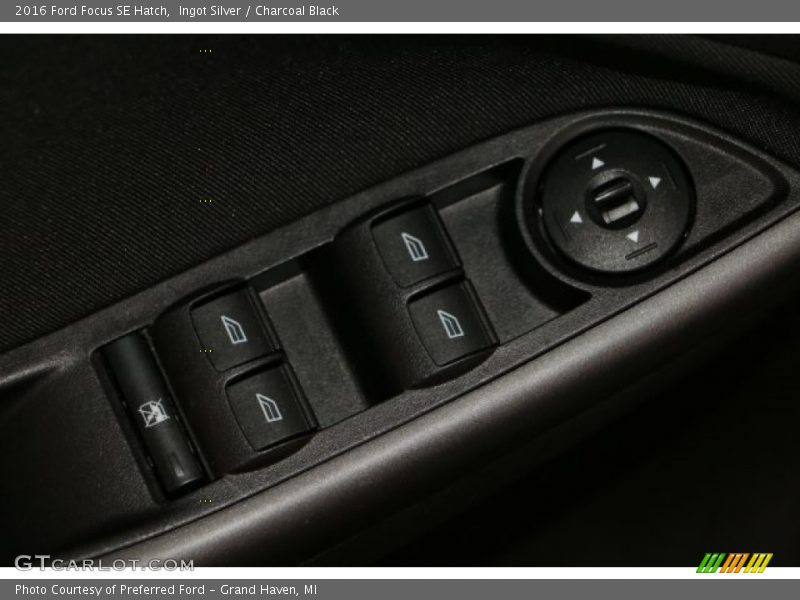 Ingot Silver / Charcoal Black 2016 Ford Focus SE Hatch