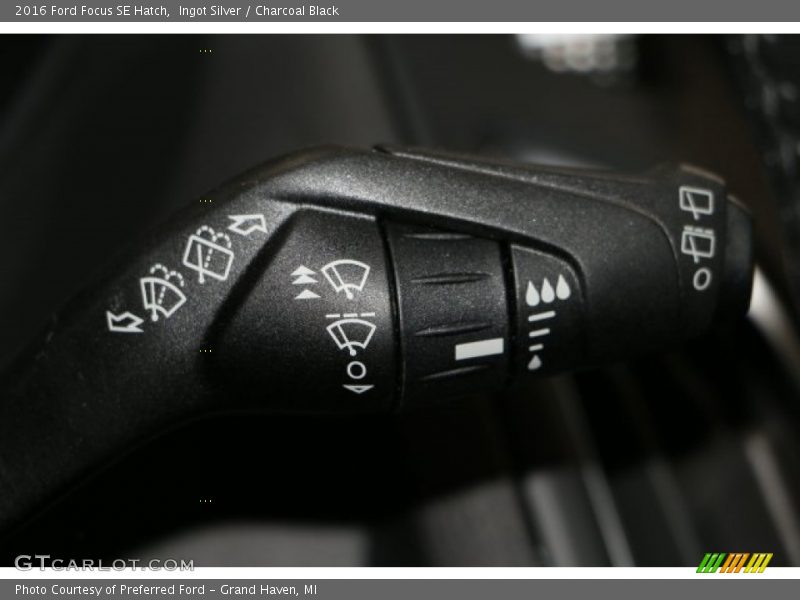 Ingot Silver / Charcoal Black 2016 Ford Focus SE Hatch