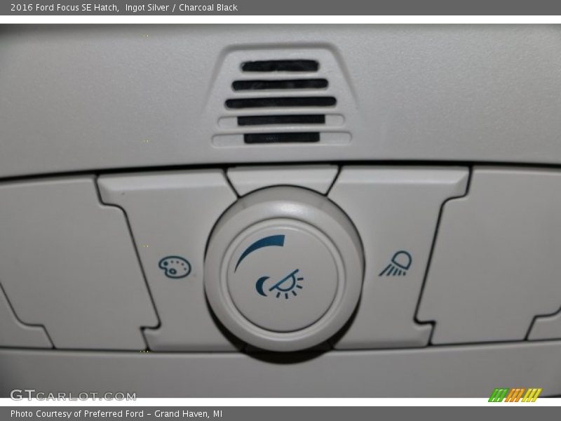 Ingot Silver / Charcoal Black 2016 Ford Focus SE Hatch