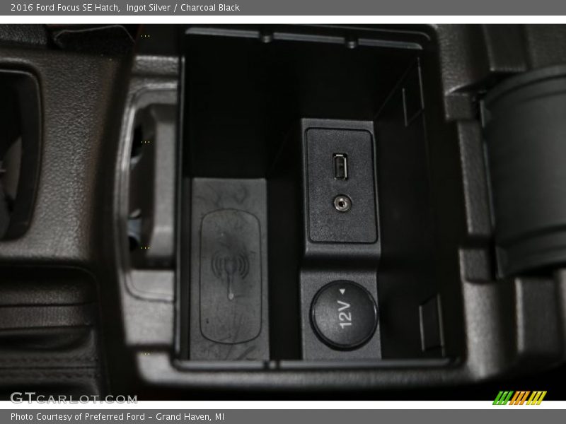 Ingot Silver / Charcoal Black 2016 Ford Focus SE Hatch