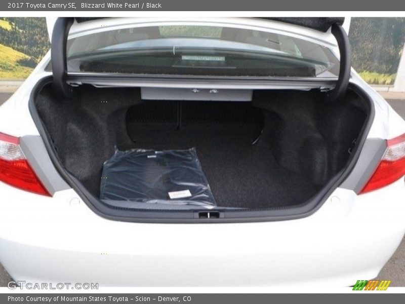 Blizzard White Pearl / Black 2017 Toyota Camry SE