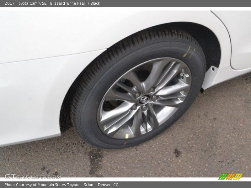 Blizzard White Pearl / Black 2017 Toyota Camry SE